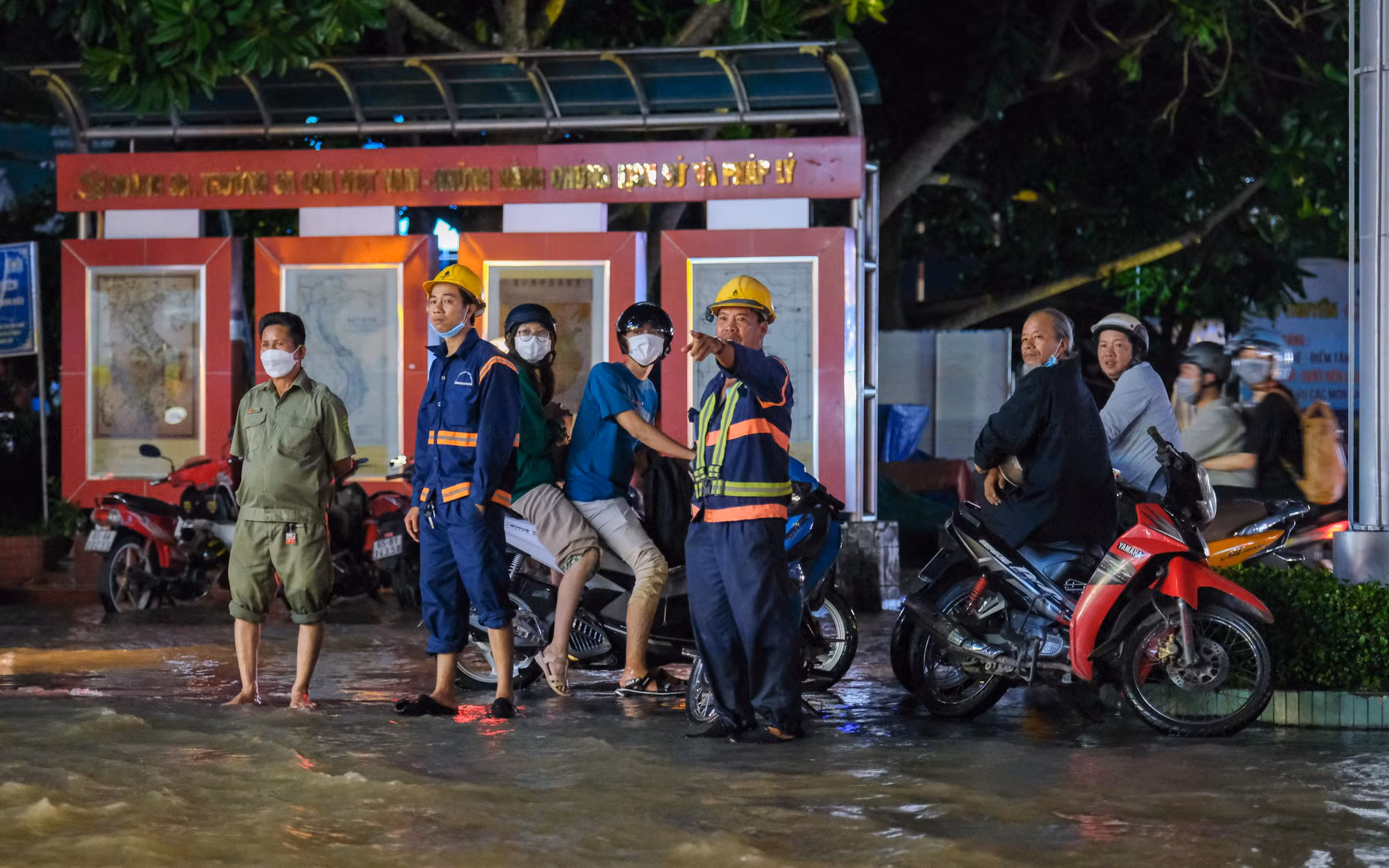 Lực lượng chức năng, dân phố túc trực, đảm bảo trật tự và an toàn cho du khách tham quan tại khu vực bến Ninh Kiều.