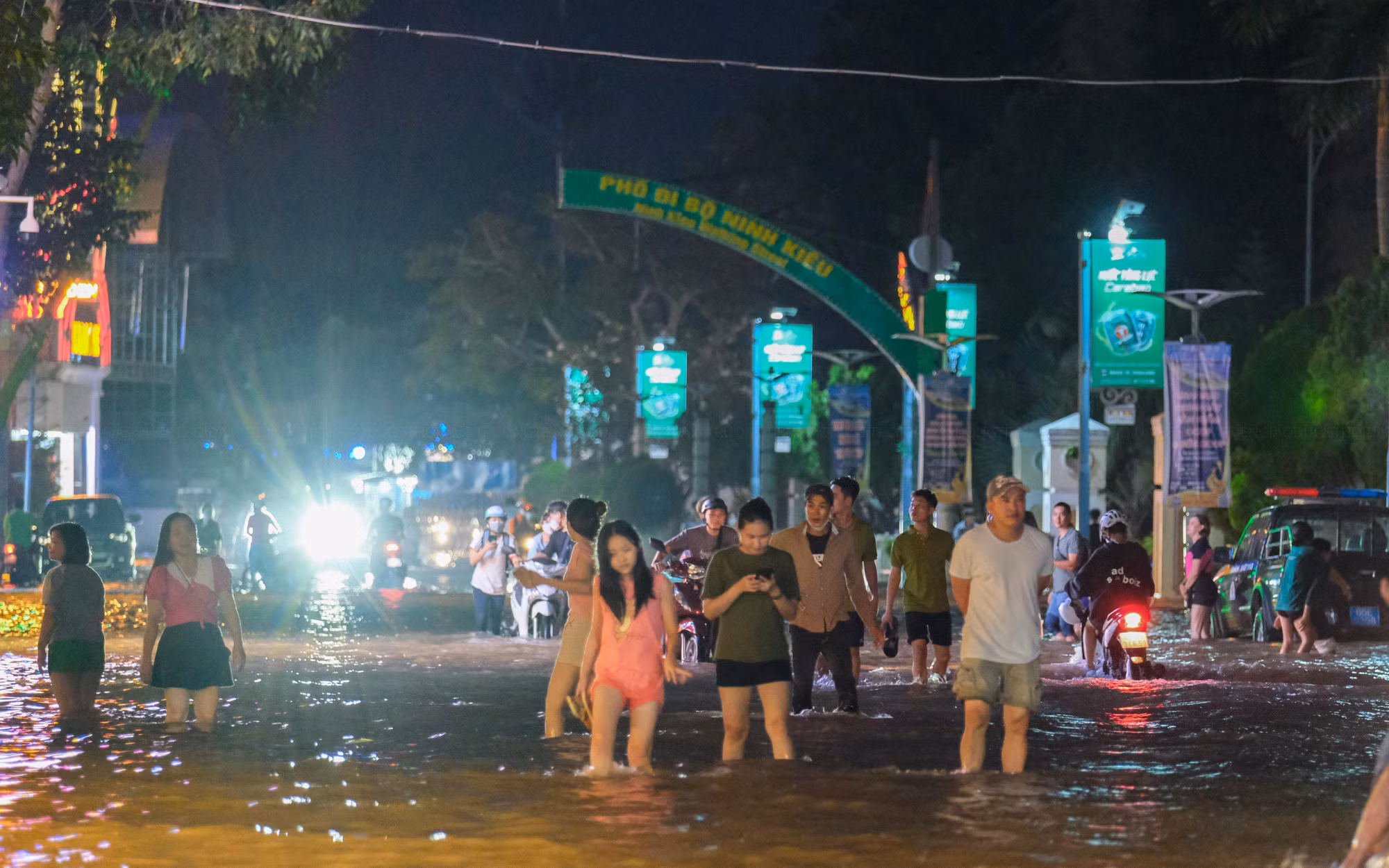 Mặc dù tuyến phố đi bộ ngập như sông nhưng rất đông du khách, các bạn trẻ đến đây.