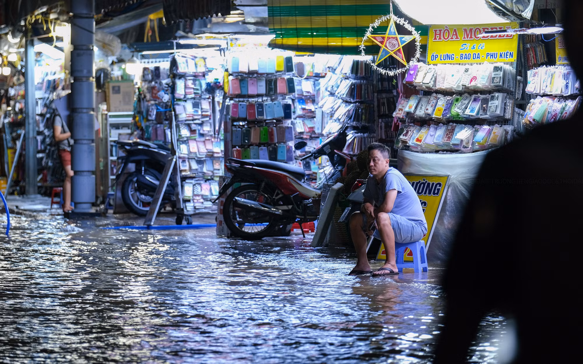 Các cửa hàng tại phố đi bộ trông nước mau rút để tiếp tục đón du khách.