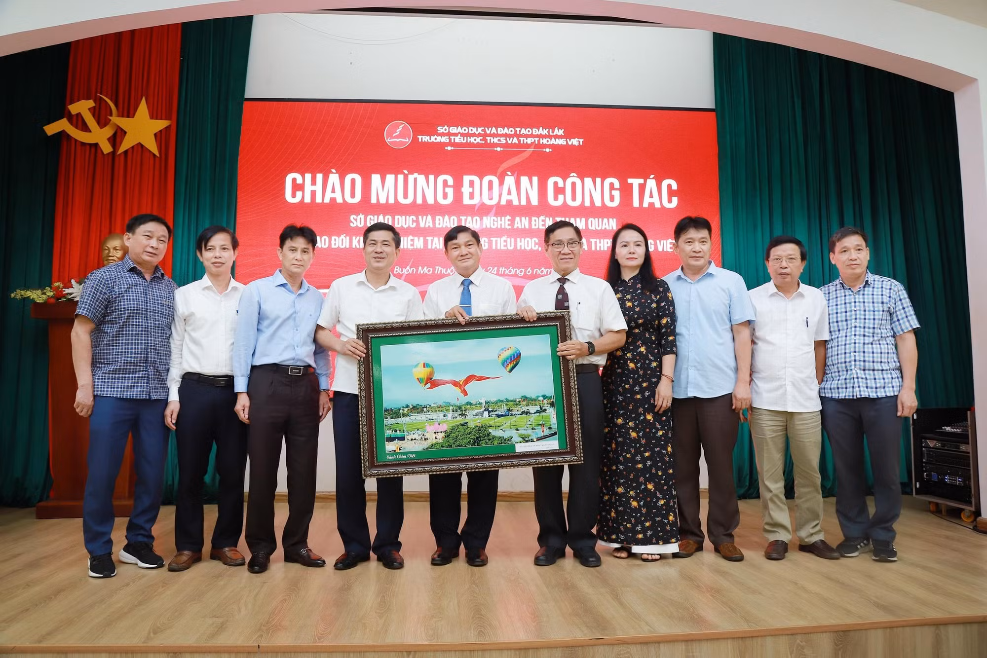 Lãnh đạo Trường Hoàng Việt đón nhận bức tranh lưu niệm từ Sở GD&ĐT Nghệ An. Lãnh đạo Trường Hoàng Việt đón nhận bức tranh lưu niệm từ Sở GD&ĐT Nghệ An.