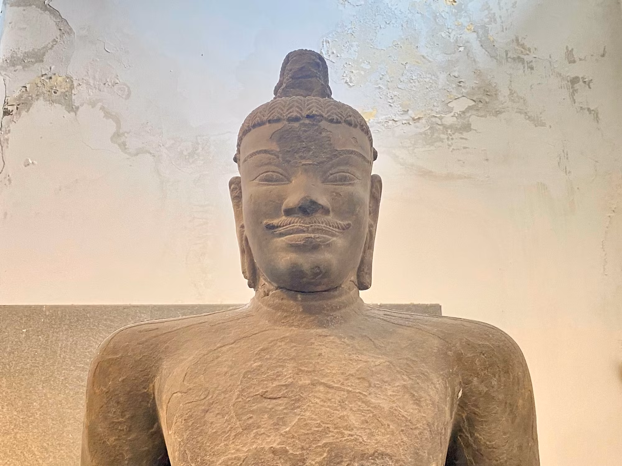 Phần mặt của Tượng thần Shiva bị hư hỏng.