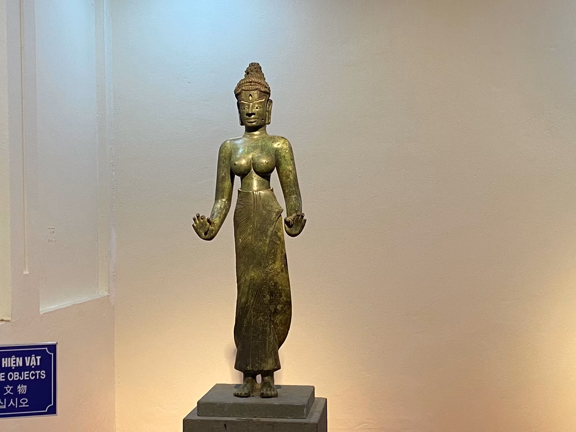 Tượng có phong cách Đồng Dương rõ ràng, phần thân trên trần trụi, dưới mặc váy dài và vải phủ ngoài với khuôn mặt nghiêm nghị, dáng vẻ oai vệ và y phục truyền thống, cùng tóc vấn cao mang hình Phật A Di Đà.
