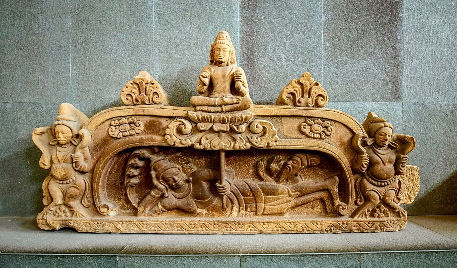 Bức chạm sa thạch "Đản sinh Brahma" từ Mỹ Sơn (Quảng Nam), niên đại thuộc thế kỷ VII – VIII, được trang trí trên vòm cửa của tháp Mỹ Sơn E1.