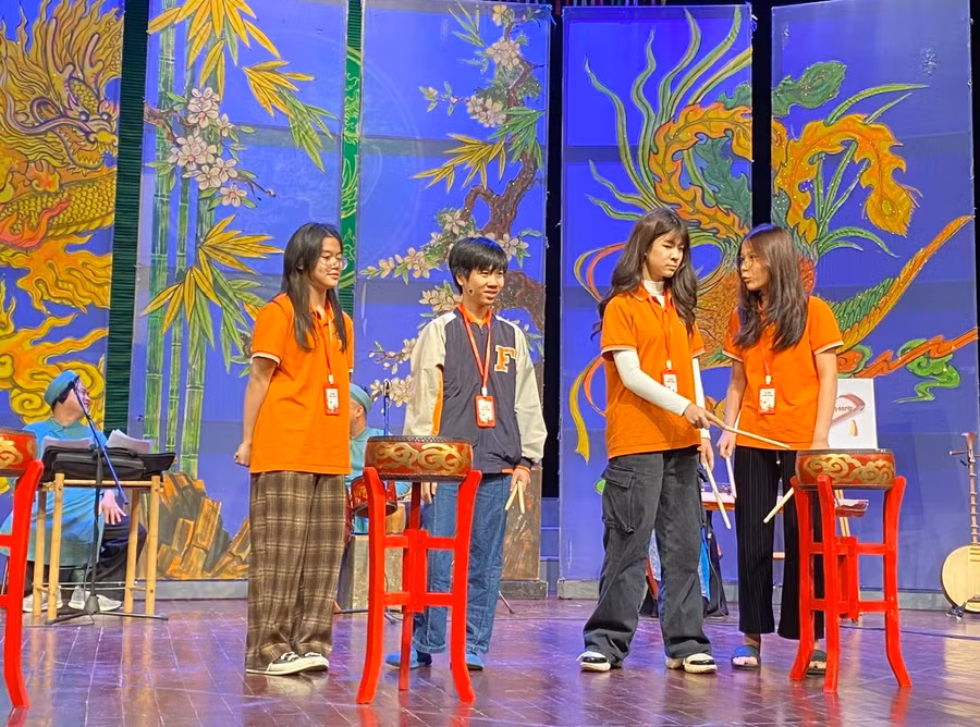 Học sinh tìm hiểu nghệ thuật Chèo truyền thống.