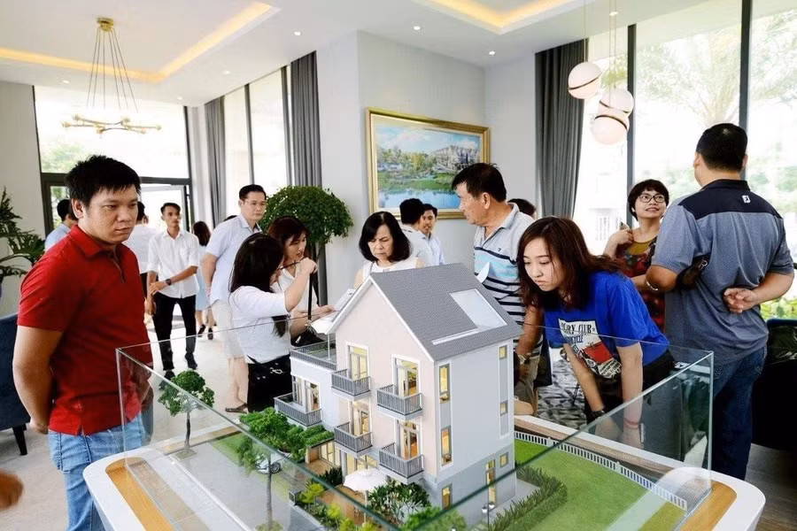Giá nhà tăng nhanh hơn thu nhập khiến việc sở hữu nhà trở thành áp lực lớn đối với nhiều lao động trẻ tại đô thị. (INT)