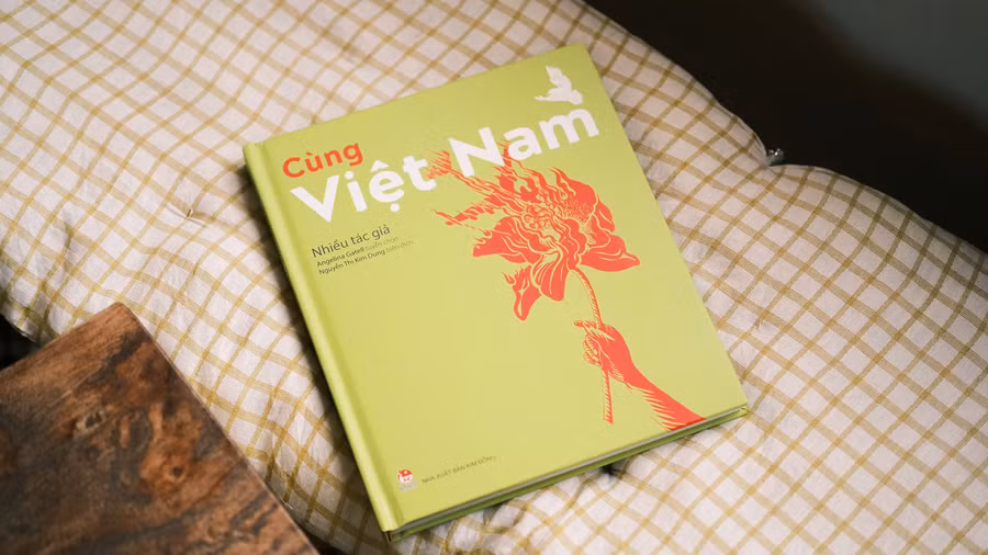 Tập thơ "Cùng Việt Nam" gồm hơn 40 bài thơ được các tác giả người Tây Ban Nha sáng tác.