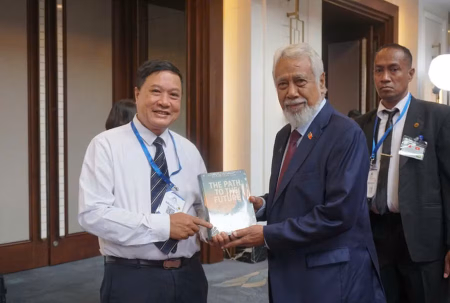 Trao tặng sách The Path to the Future tới Thủ tướng Timor-Leste Kay Rala Xanana Gusmão.