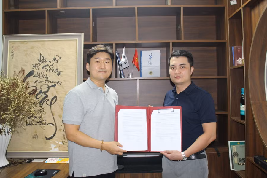 Ông Đặng Trung Nhiên, Phó Tổng Giám đốc Edu24 và ông Jung Dae Jin, đại diện Trung tâm Du học Sam Sung trong buổi ký biên bản Hợp tác (MOU).