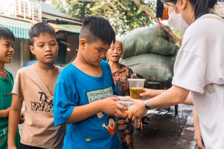 Những phần thức ăn còn nguyên vẹn từ nhà hàng, khách sạn hay hộ gia đình trở thành bữa ăn quý giá, lan tỏa tinh thần tiết kiệm và sẻ chia. (NVCC)