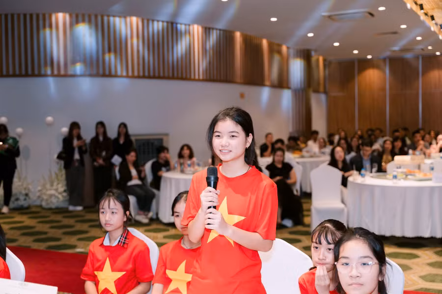 Học sinh trải nghiệm trò chơi tương tác “Trạng Nguyên nhanh trí”.