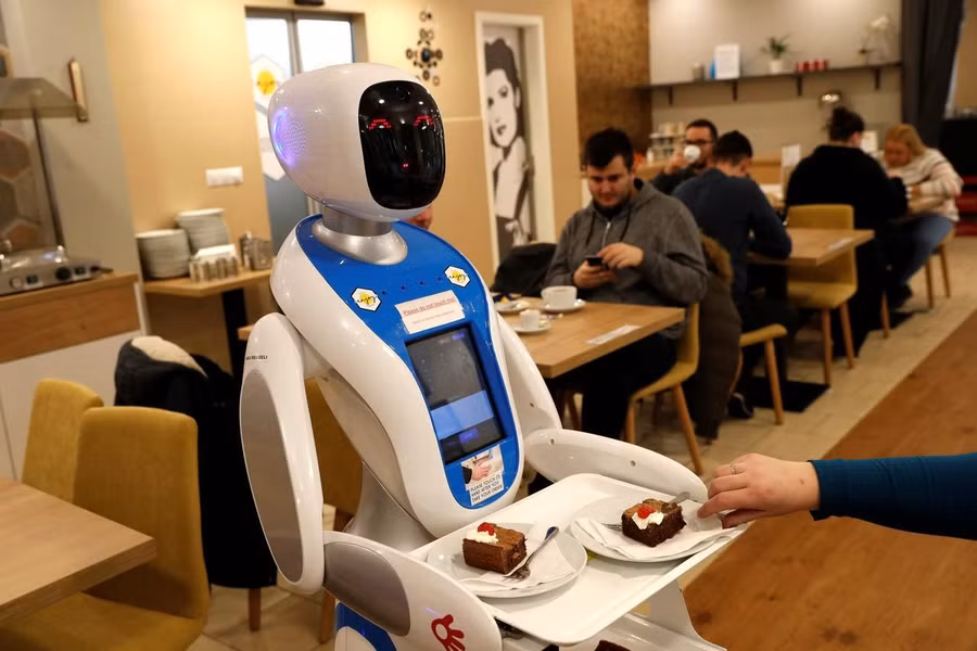 Ảnh minh hoạ: Robot thông minh phục vụ thực khách.