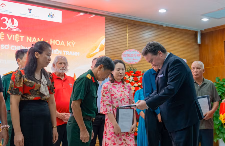 Đại sứ Hoa Kỳ tại Việt Nam Marc E. Knapper, trao trả “Hồ sơ Chứng tích Chiến tranh” năm 2025.