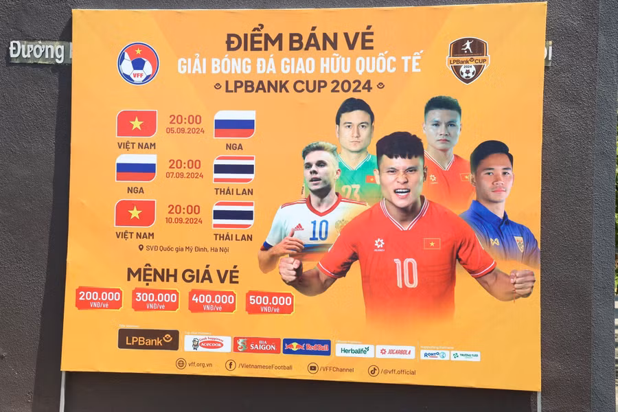 Tấm áp phích tuyên truyền, cổ động cho trận đấu giữa Việt Nam - Nga trên sân Mỹ Đình tối 5/9.