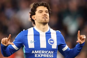 Ferdi Kadioglu lọt tầm ngắm của Man United.
