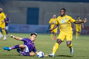 Tiền đạo Rimario nguy cơ nghỉ hết mùa giải vì chấn thương đứt dây chằng.