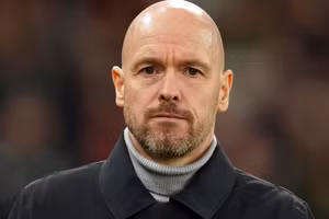 HLV Ten Hag tiếp tục gắn bó với Man United bất chấp những lời chỉ trích.