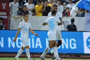 Tiền đạo Kyle Hudlin ghi 2 bàn trong trận ra mắt Nam Định FC.