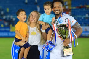 Rafaelson sắm vai người hùng giúp Nam Định đoạt Siêu Cup.