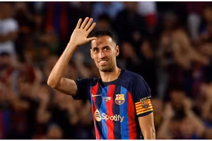 Sergio Busquets làm trò trợ lý HLV Barça Atlètic.