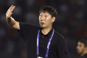 HLV Kim Sang Sik dẫn dắt tuyển "Các ngôi sao Đông Nam Á" đấu Man United.