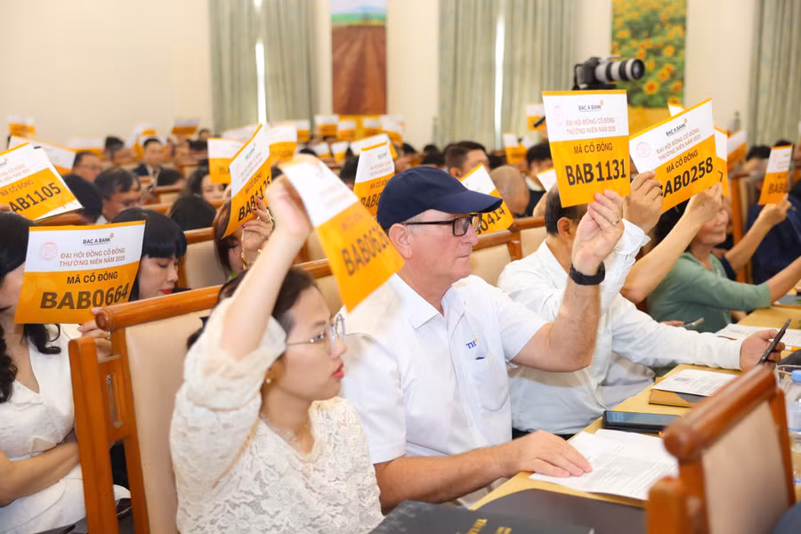 4-ba-cac-co-dong-bieu-quyet-tai-dai-hoi-dong-co-dong-thuong-nien-2025.jpg