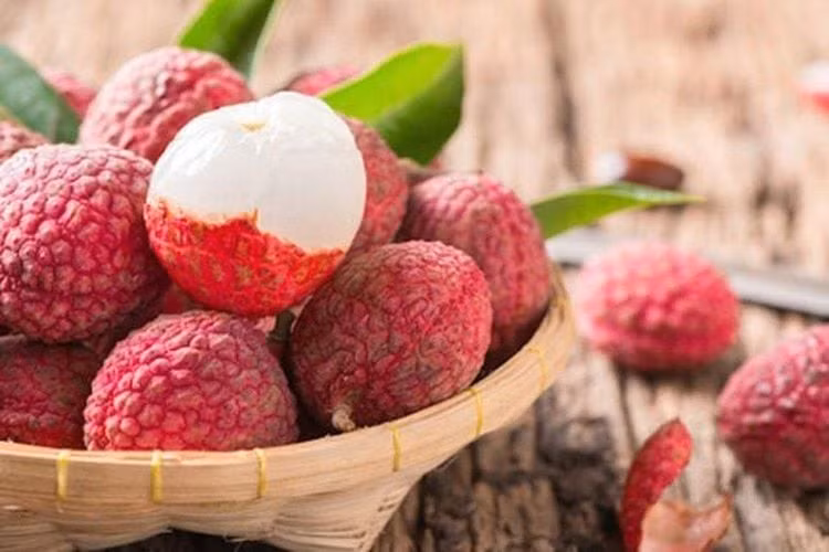 Vải có thể khiến trẻ bị rôm sảy, mẩn ngứa.