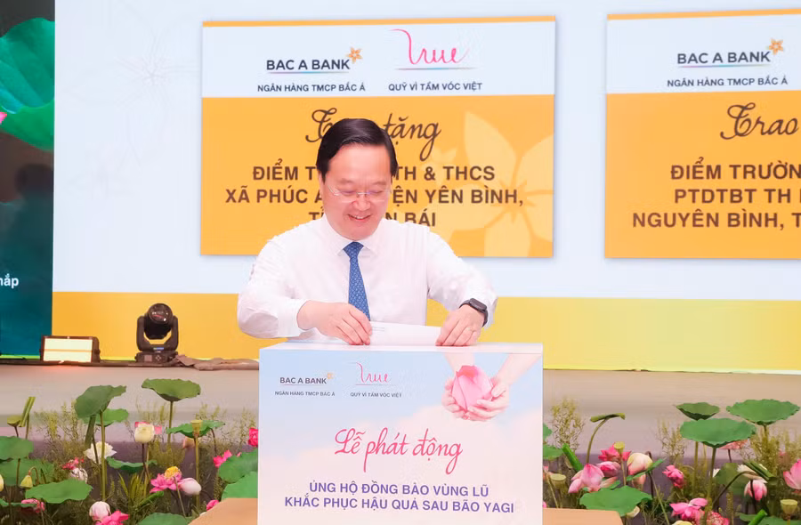 9 BAB Ông Nguyễn Đức Trung, Phó Bí Thư tỉnh ủy, Chủ tịch UBND tỉnh Nghệ An hưởng ứng lễ phát động ủng hộ đồng bào vùng bão lũ do BAC A BANK phát động (1).jpg