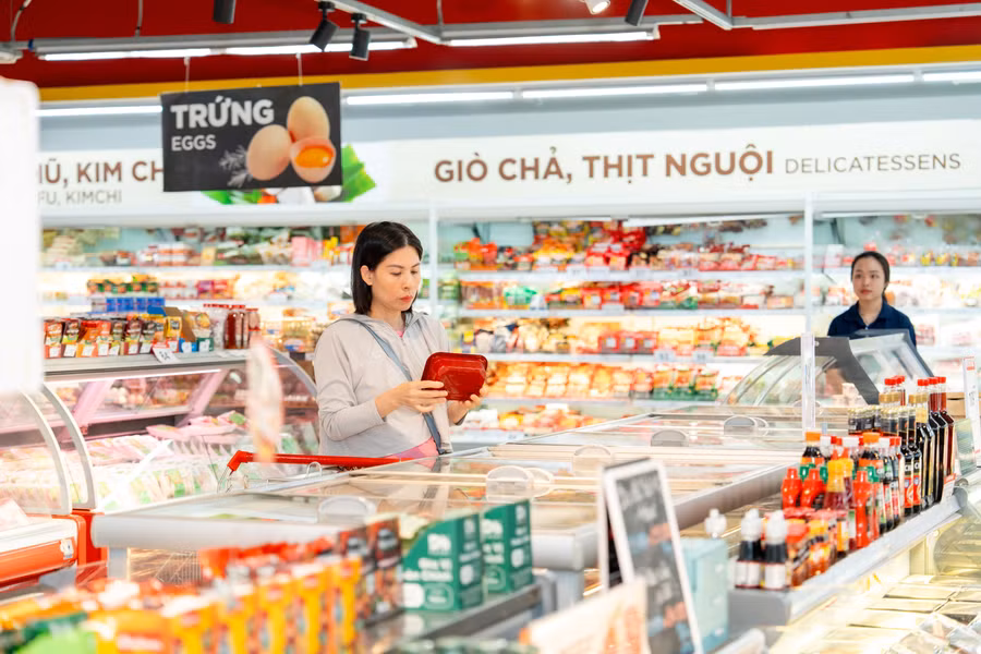101-ms-khach-hang-mua-sam-tai-he-thong-cua-hang-sieu-thi-cua-wincommerce.jpg
