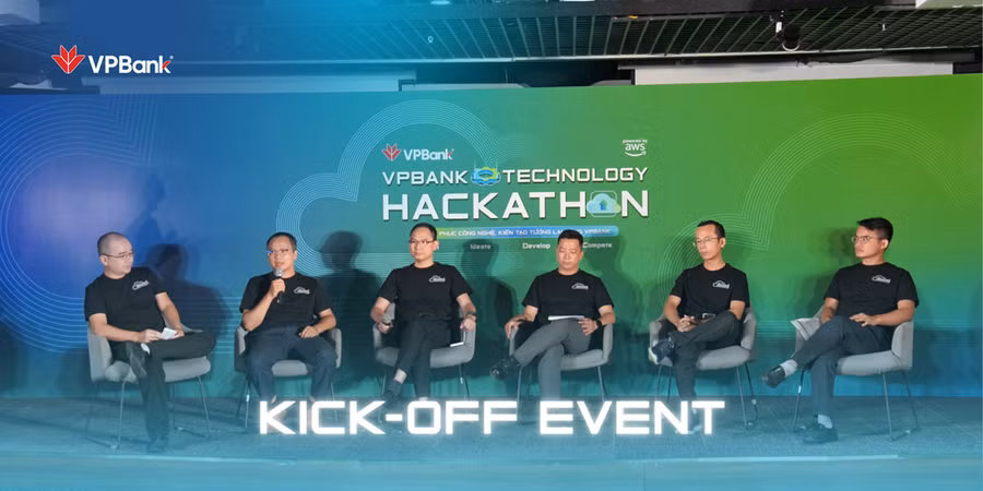 Các mentor dày dặn kinh nghiệm từ VPBank và AWS định hướng chuyên môn cho thí sinh trong buổi workshop.