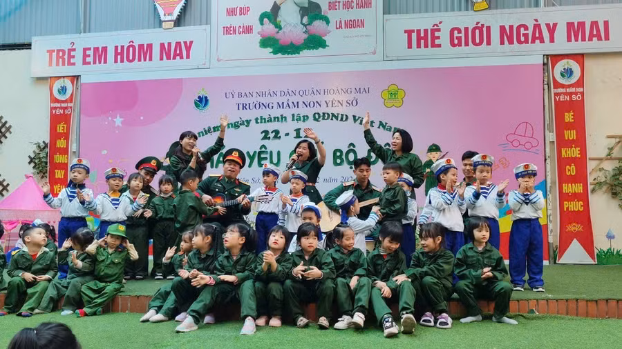 Cô và trò cùng các chú bộ đội cất cao lời ca tiếng hát chào mừng 80 năm ngày thành lập Quận đội nhân dân Việt Nam (22/12/1944- 22/12/2024)