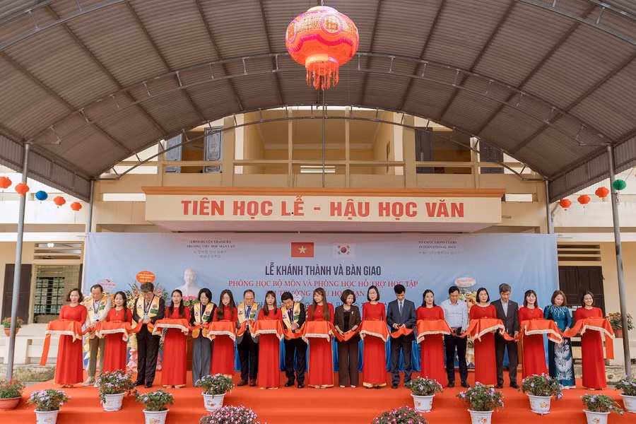 Hình ảnh cắt băng khánh thành tại sự kiện