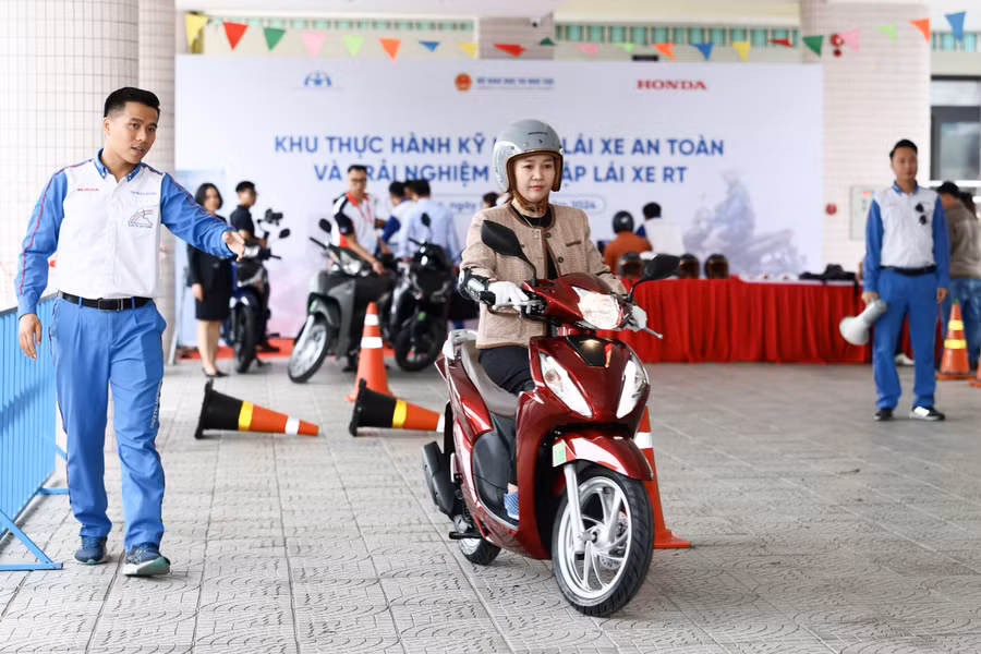 nl-12-phu-huynh-thuc-hanh-lai-xe-an-toan-tren-sa-hinh.jpg