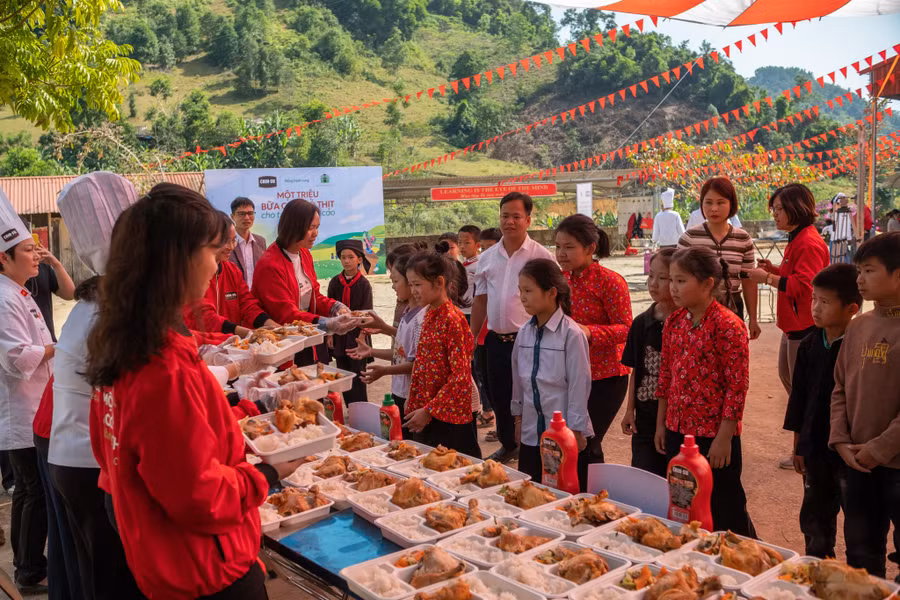 cac-em-hao-huc-nhan-com-co-thit-dac-biet.jpg