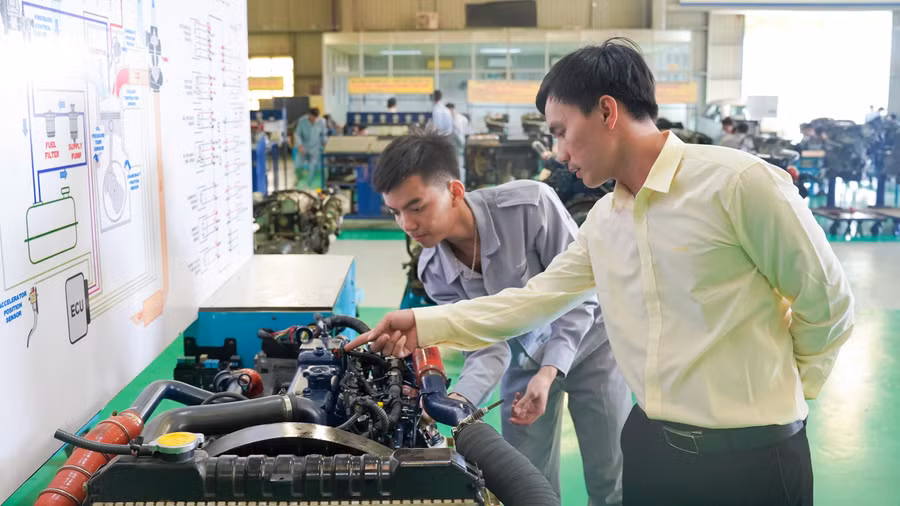 Giảng viên hướng dẫn sinh viên thực hành trên mô hình hệ thống điều khiển nhiên liệu diesel.jpg