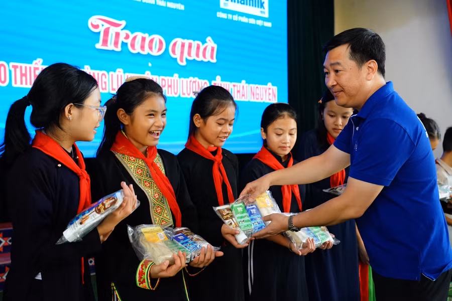 Ông Đỗ Thanh Tuấn, Giám đốc Đối ngoại Vinamilk, trao những phần quà cho học sinh Trường THCS dân tộc nội trú Phú Lương (tỉnh Thái Nguyên)