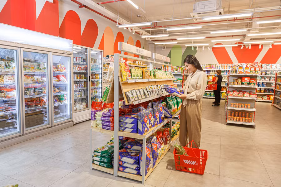 11-ms-khach-hang-mua-sam-tai-he-thong-cua-hang-sieu-thi-cua-wincommerce-1.jpg