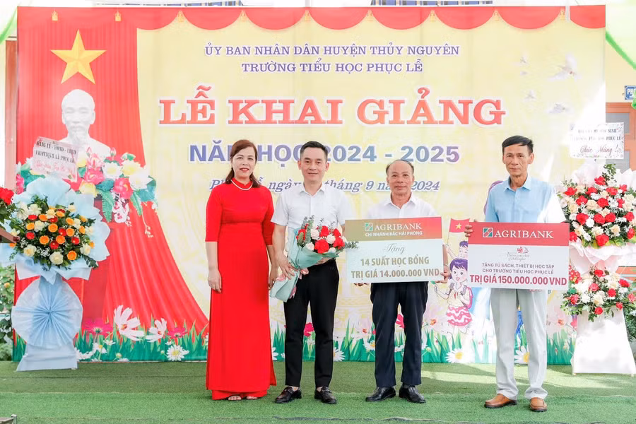Agribank trao tặng các thiết bị học tập tại Trường Tiểu học Phục Lễ (Hải Phòng)
