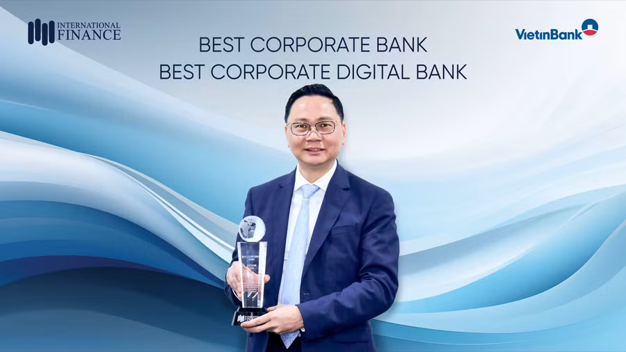 Ông Nguyễn Thanh Tùng Giám đốc Khối KHDN VietinBank nhận giải thưởng