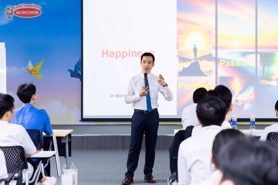 bac-h3-anh-nguyen-thanh-hung-pho-phong-nhan-su-acecook-viet-nam-chia-se-trong-chuoi-workshop-hanh-trang-su-nghiep-happy.jpg