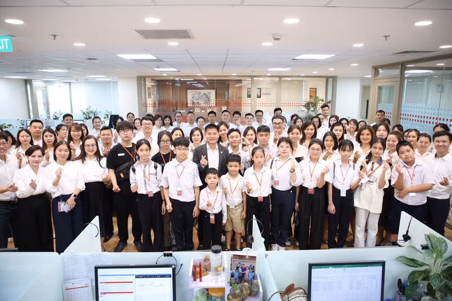 sea-anh-1-cac-em-hoc-sinh-do-quy-uom-mam-uoc-mo-do-dau-hao-huc-khi-duoc-toi-tham-hoi-so-seabank.jpg