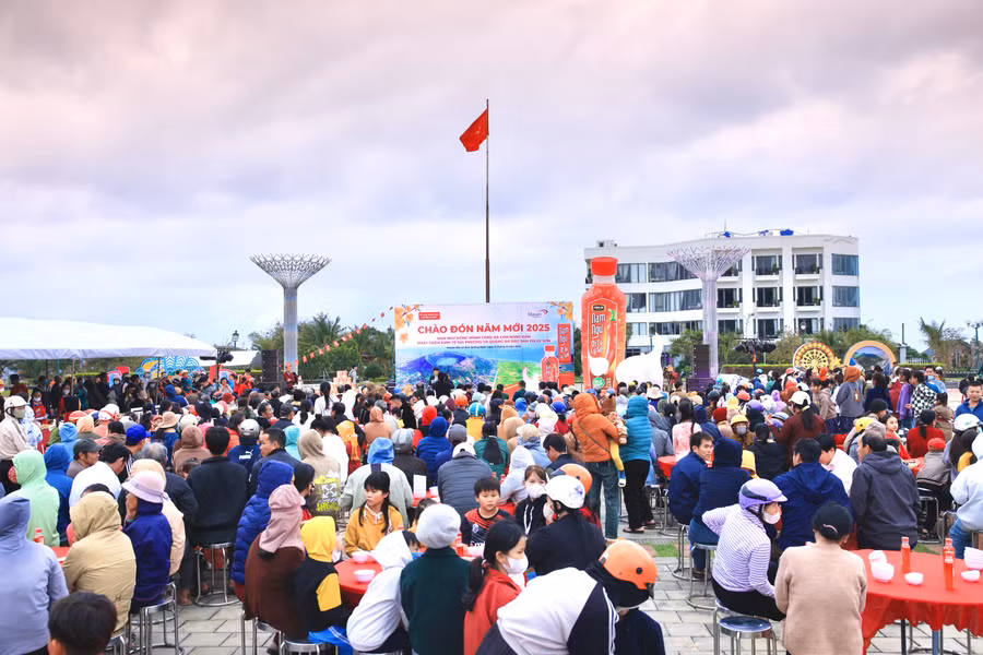 4-nhan-hang-nam-ngu-cung-ba-con-ly-son-chao-don-nam-moi-trong-mot-buoi-tiec-dac-biet.jpg