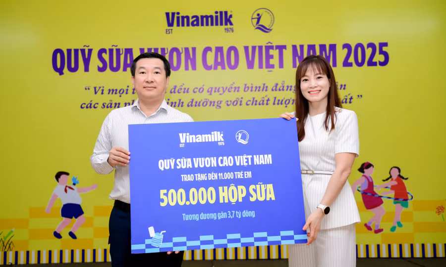 Ông Đỗ Thanh Tuấn – Giám đốc Đối ngoại Vinamilk – trao tặng bảng tượng trưng 500.000 hộp sữa cho đại diện Quỹ Bảo trợ Trẻ em Việt Nam nhân dịp khởi động Quỹ sữa năm 2025 (Ảnh: Nam Anh).