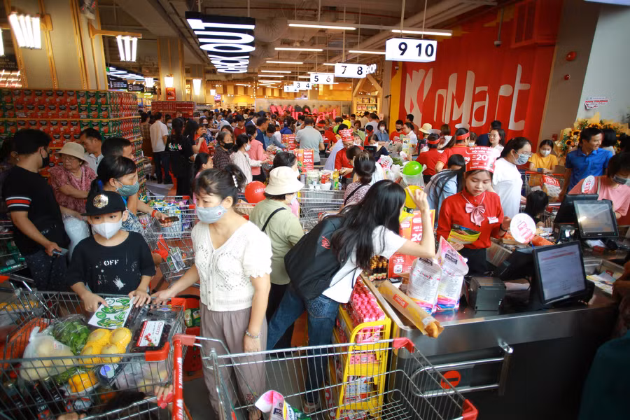 9 MS Khách hàng mua sắm nhộn nhịp dịp cuối tuần tại siêu thị WinMart (1).JPG