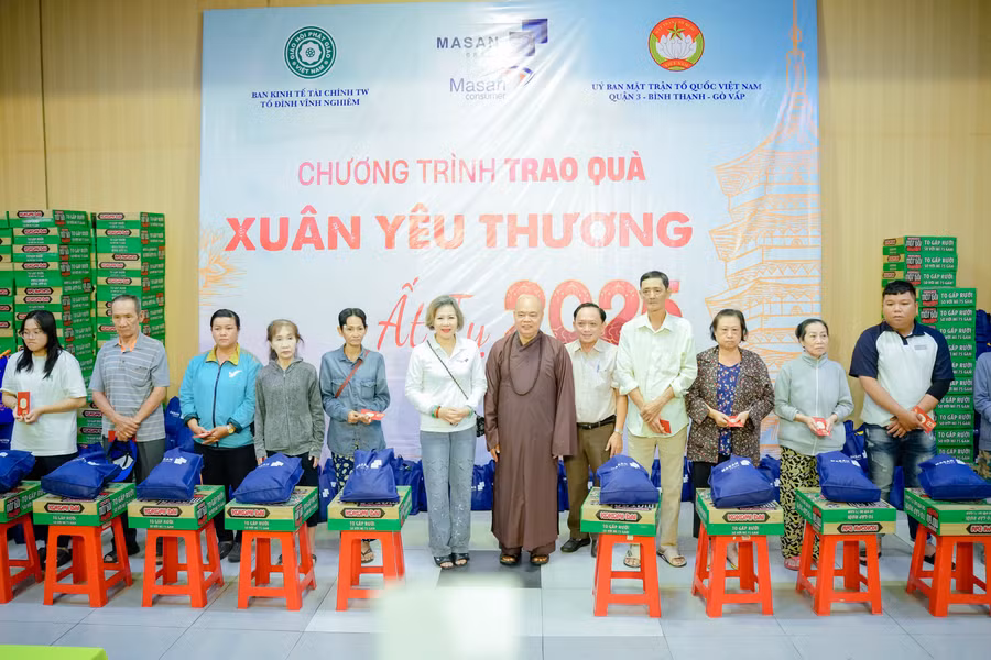 8-masan-consumer-trao-tang-1000-phan-qua-tet-cho-nguoi-kem-may-man.jpg
