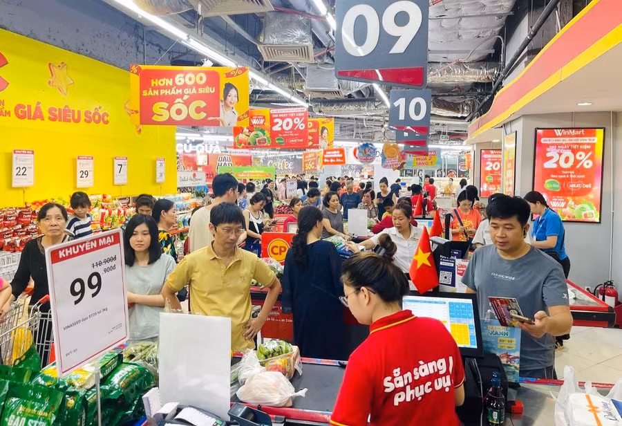 7-ms-khach-hang-mua-sam-tai-winmart-royal-city-sang-ngay-7-9.jpg