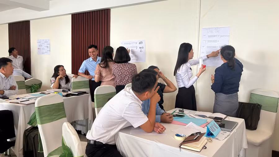 a2-nl-giao-vien-va-giang-vien-dang-thao-luan-ve-cac-dac-diem-cua-htqc.jpg