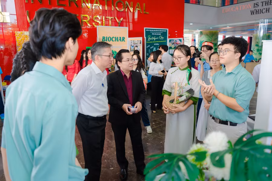 4-nh-ban-giam-khao-cham-diem-cac-gian-hang-du-thi-trien-lam-tai-cuoc-thi-min.jpg