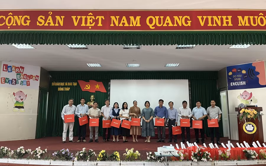 5-dai-dien-btc-trao-tai-lieu-phat-dong-san-choi-den-cac-giao-vien.jpg