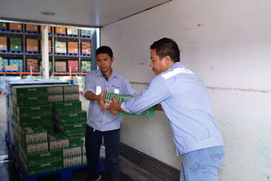 Nhân viên Vinamilk khẩn trương chuẩn bị, bốc xếp sữa tươi, nước uống chuyển lên xe để đưa đến cho người dân, trẻ em tại vùng bão lũ.