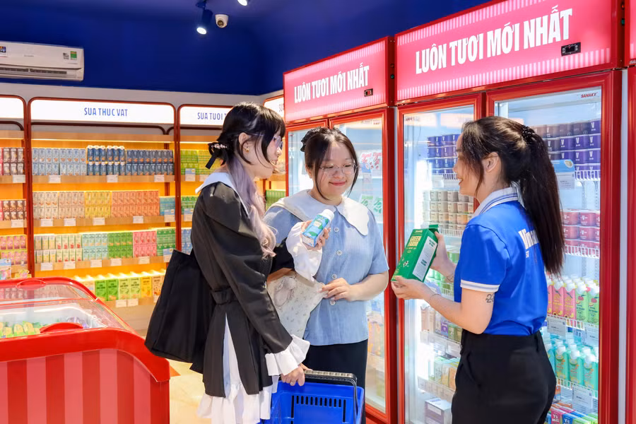 Đổi mới sản phẩm, “thay áo” các cửa hàng theo nhận diện thương hiệu mới giúp Vinamilk tiếp cận tốt hơn đến người tiêu dùng, tác động tích cực đến kết quả kinh doanh. Ảnh: Nguyên Phương
